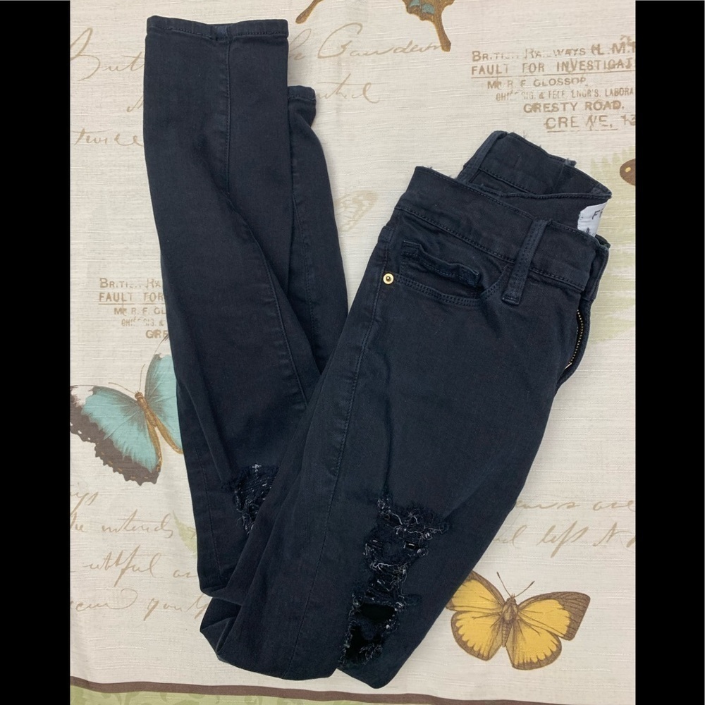 Frame le skinny de Jeanne‎ distressed denim jeans